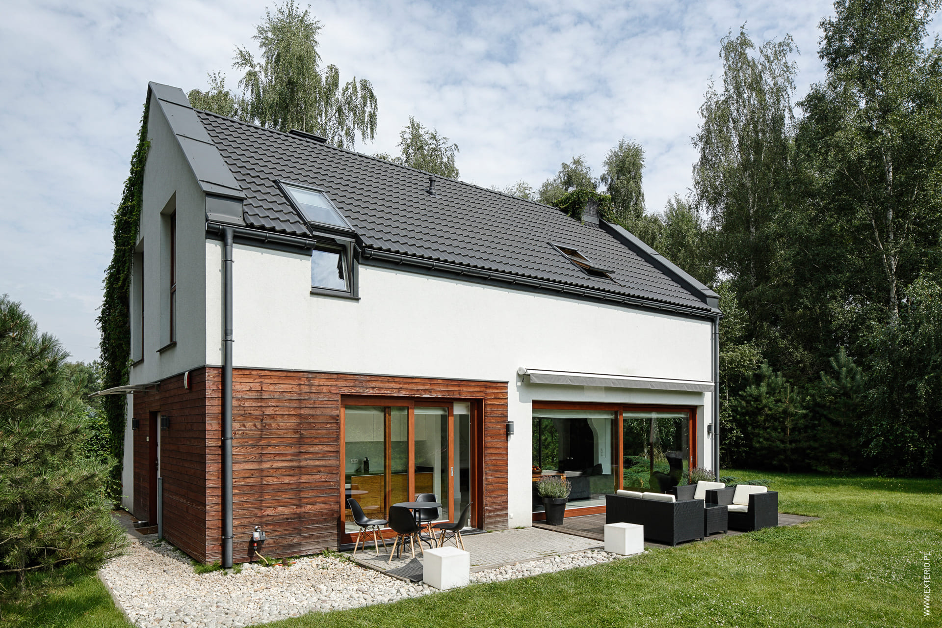 Projekt domu prosta bryła z dwuspadowym dachem w Łomiankach - główne zdjęcie projektu